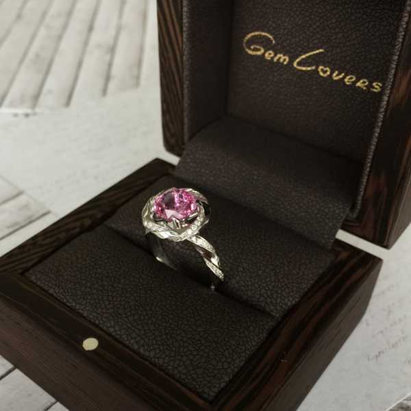 Кольцо с розовым сапфиром и бриллиантами фотография