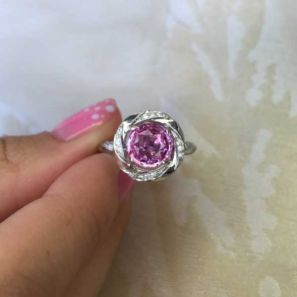 Кольцо с розовым сапфиром и бриллиантами фото