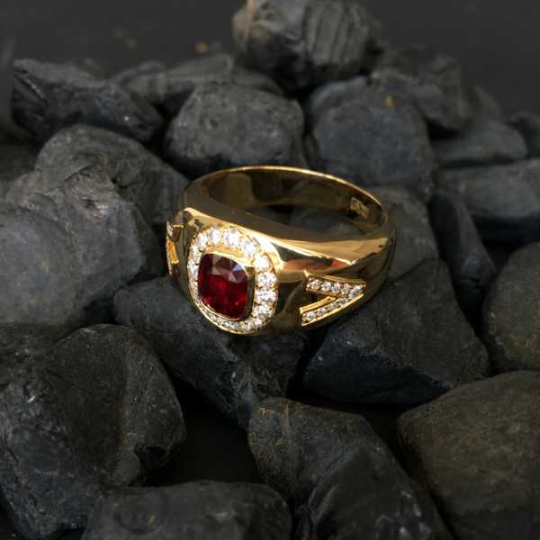 Перстень с рубином фотография
