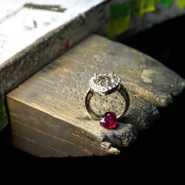 Кольцо с рубином сердце и бриллиантами фото