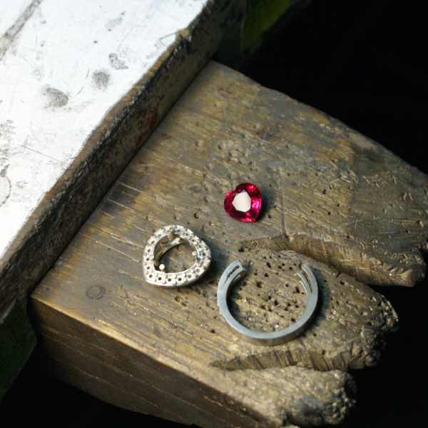 Кольцо с рубином сердце и бриллиантами камень