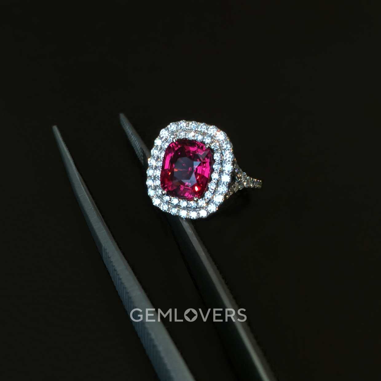 Кольцо с яркой розовой шпинелью и бриллиантами смотреть
