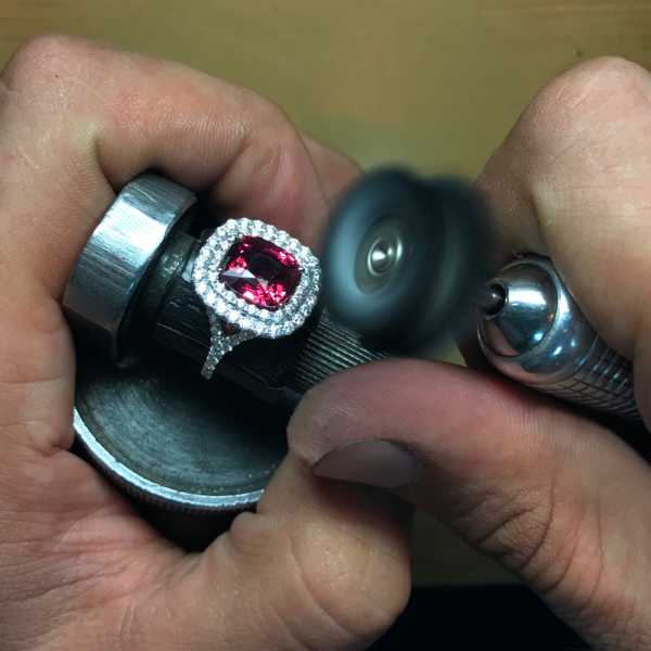 Кольцо с яркой розовой шпинелью и бриллиантами фотография
