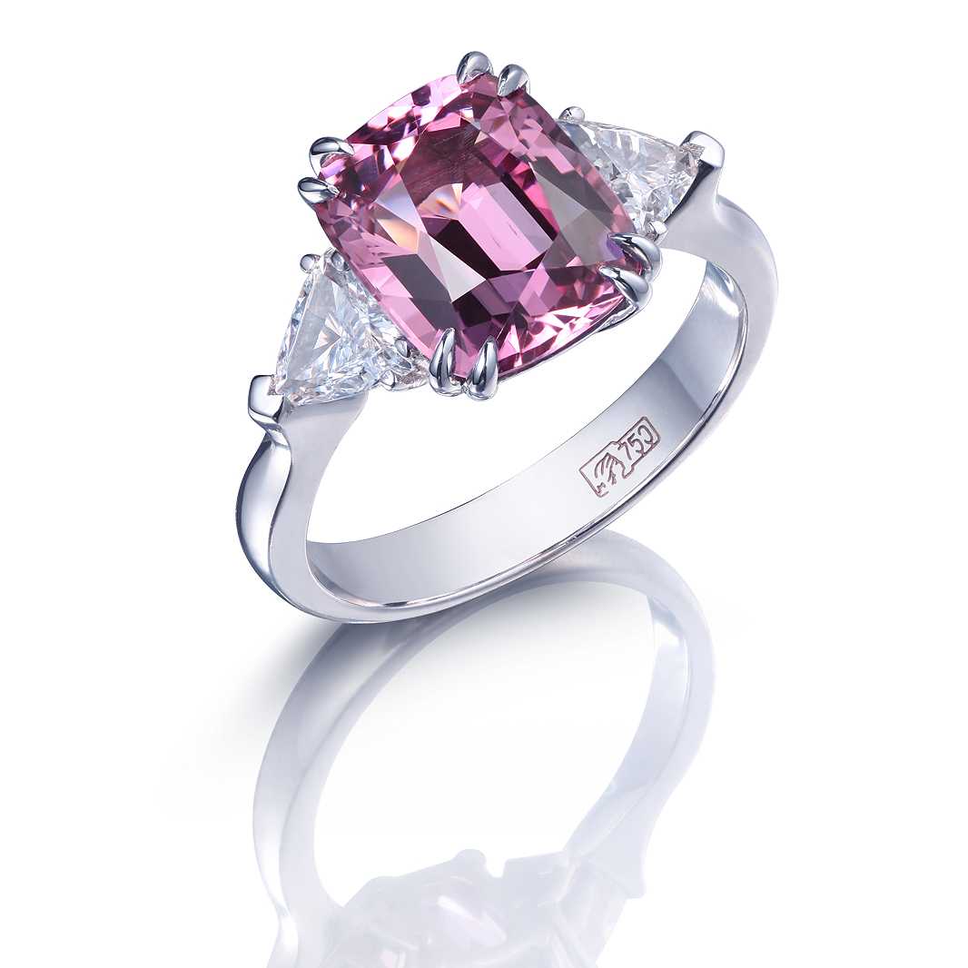 Кольцо с розовой шпинелью и бриллиантами 
