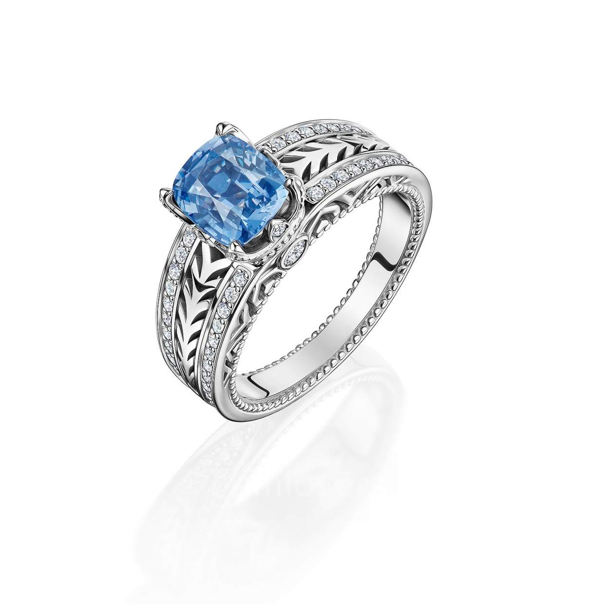 Кольцо с природной голубой шпинелью и бриллиантами 