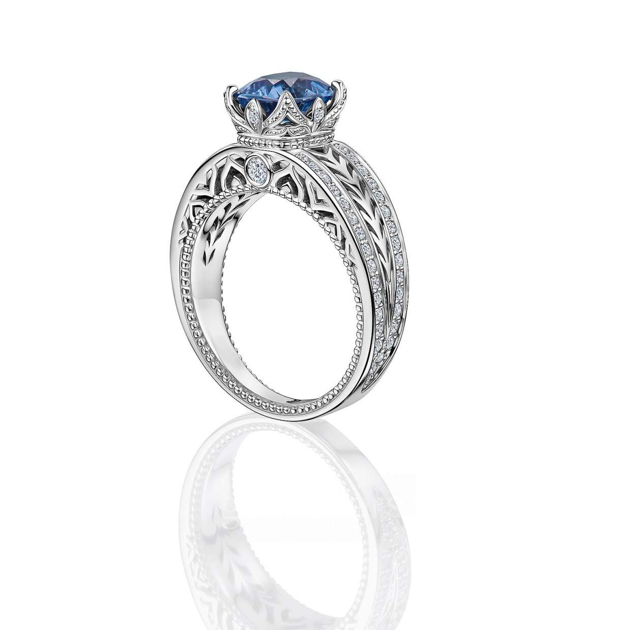 Кольцо с природной голубой шпинелью и бриллиантами  фотография