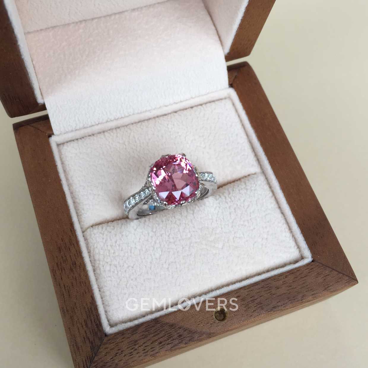 Кольцо с розовой шпинелью  фотография