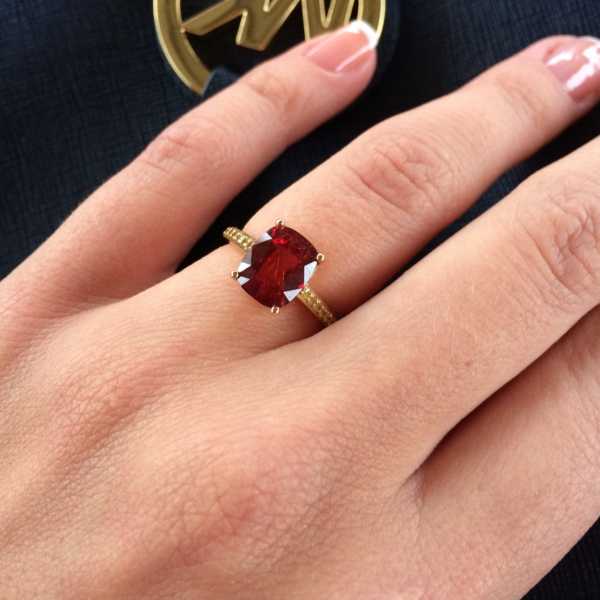 Кольцо с красной шпинелью  фотография