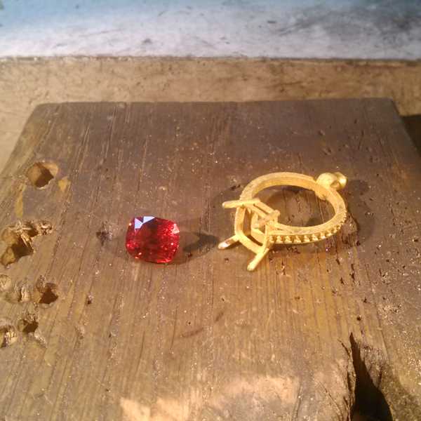Кольцо с красной шпинелью  смотреть