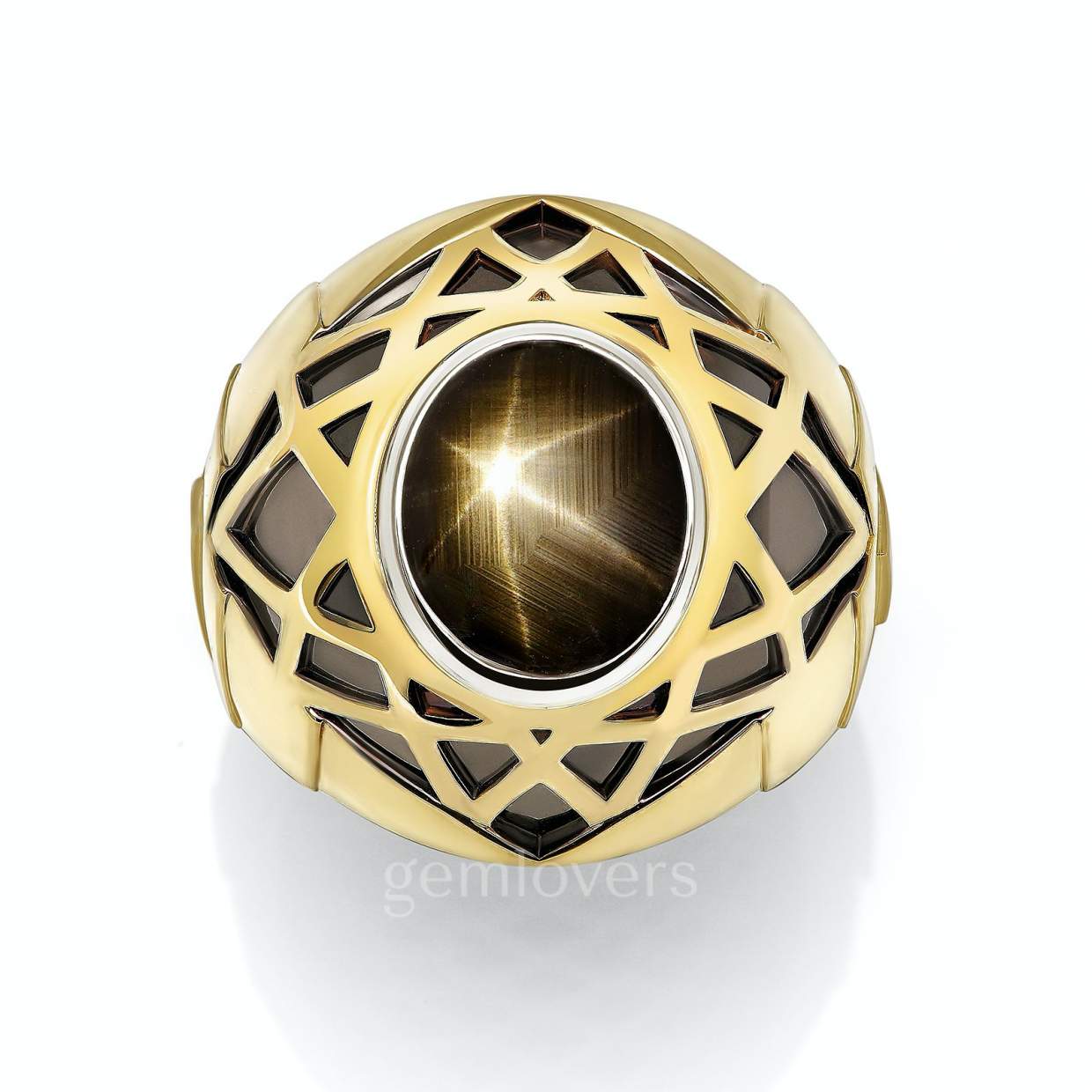 Мужской перстень из золота со звездчатым сапфиром 