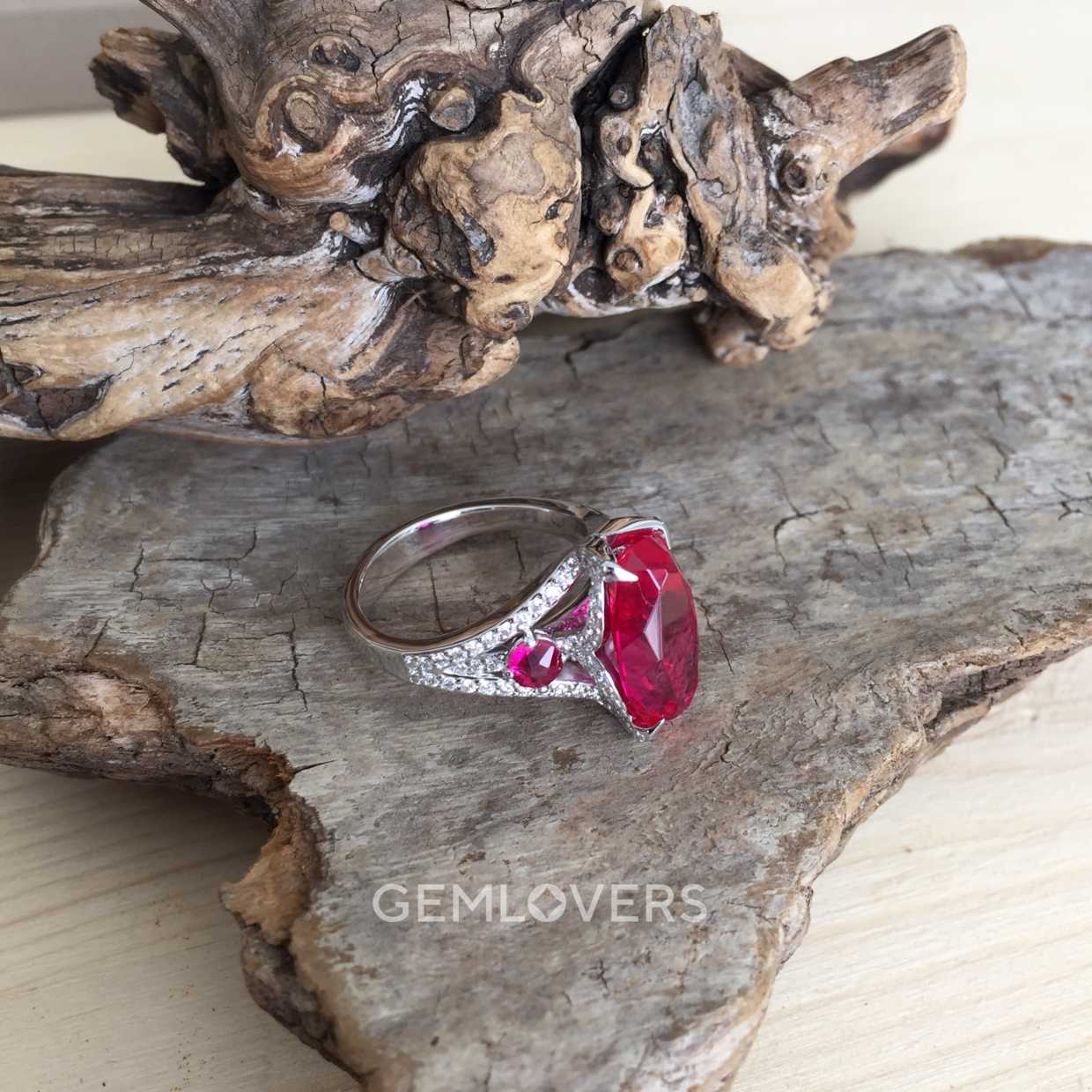 Кольцо с рубином и бриллиантами фотография