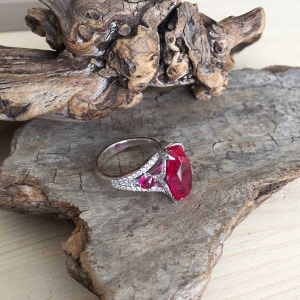 Кольцо с рубином и бриллиантами фотография