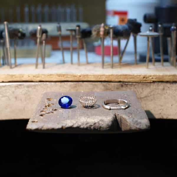 Кольцо с круглым танзанитом и бриллиантами смотреть
