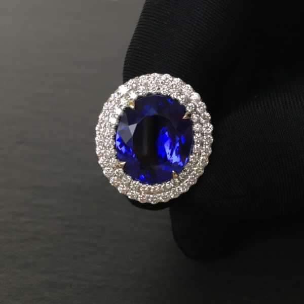 Кольцо с ярко-синим танзанитом и бриллиантами фотография