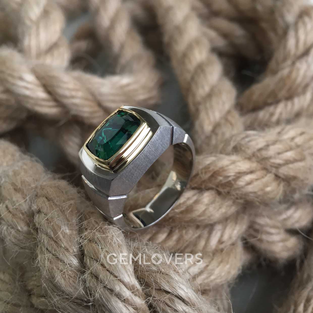 Мужской перстень с зеленым турмалином фотография