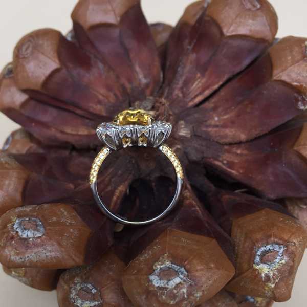 Кольцо шикарное с жёлтым сапфиром и бриллиантами фотография