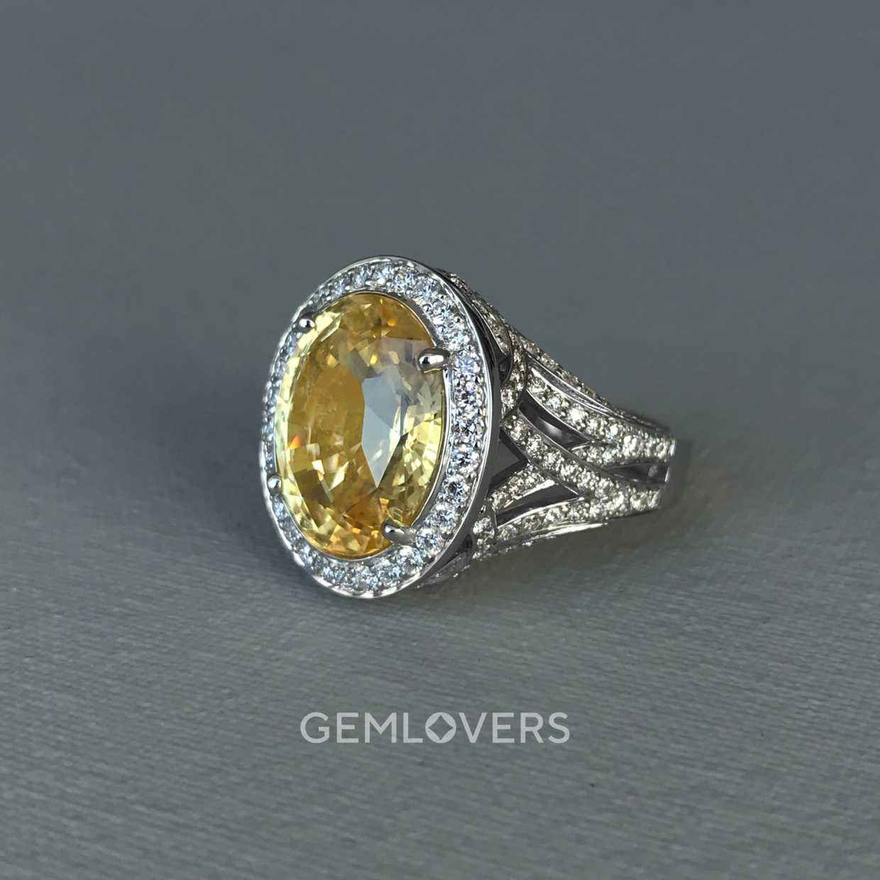 Кольцо в белом золоте с жёлтым сапфиром 