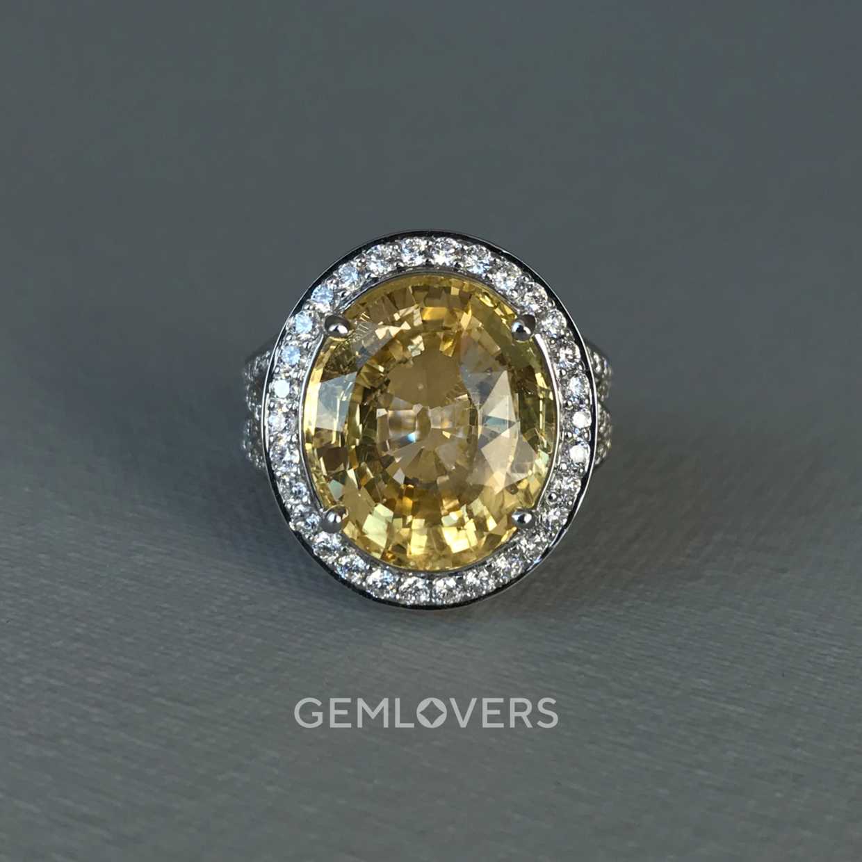 Кольцо в белом золоте с жёлтым сапфиром  фотография