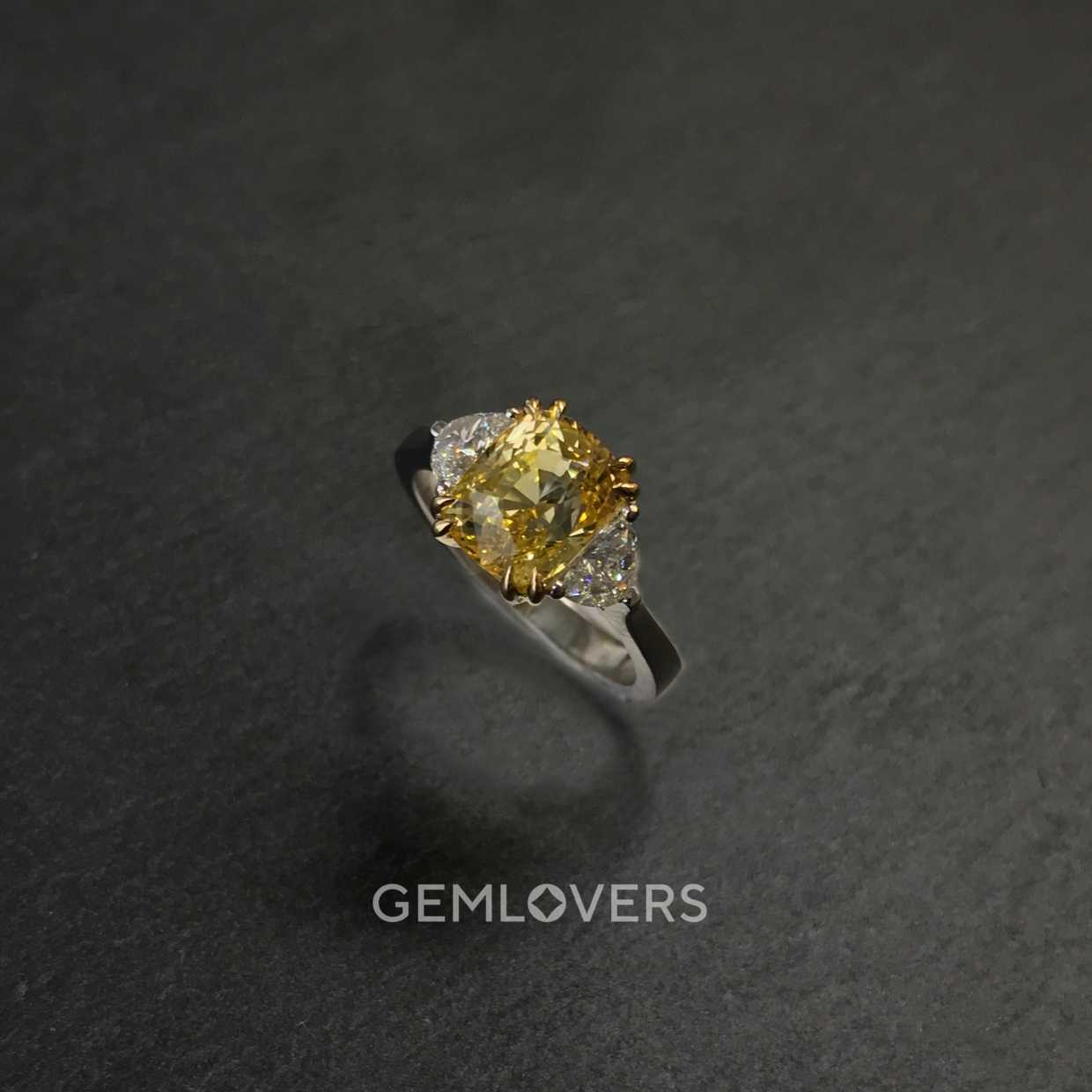 Кольцо желтый сапфир и бриллианты halfmoon фотография