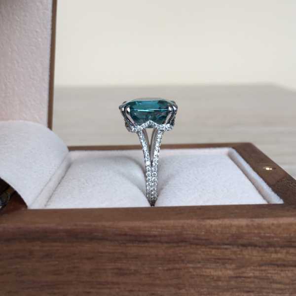 Кольцо с голубым цирконом и бриллиантами фотография