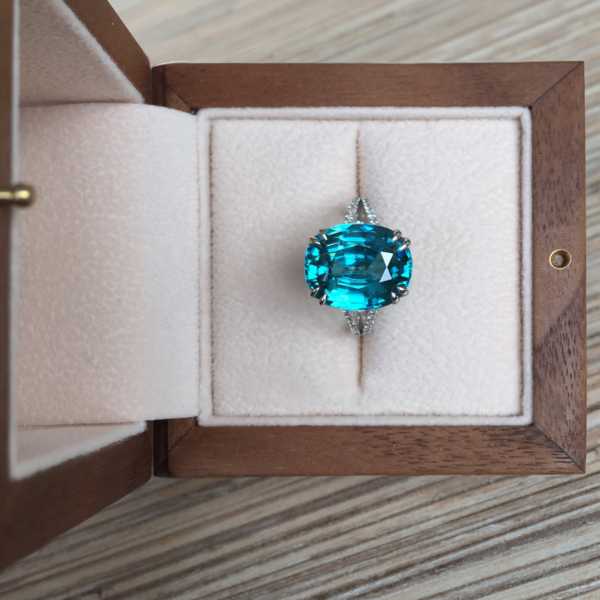 Кольцо с голубым цирконом и бриллиантами смотреть
