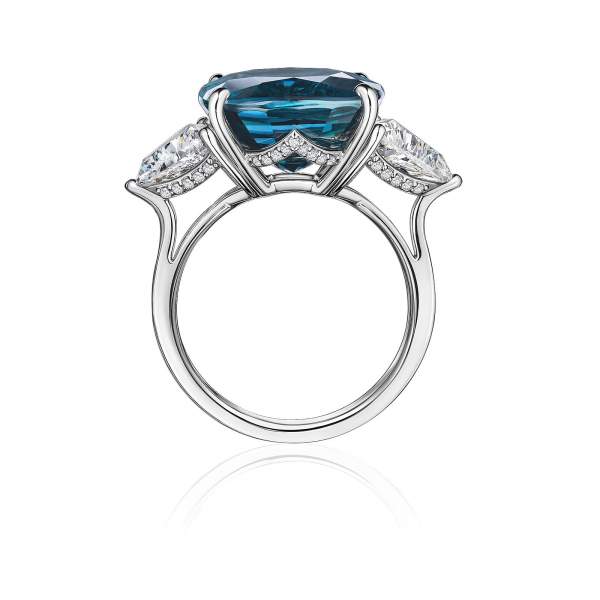 Кольцо с голубым цирконом и бриллиантами  фотография
