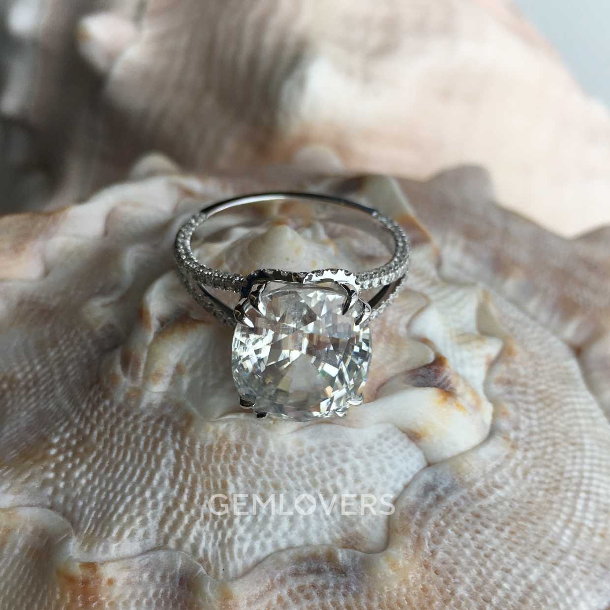 Кольцо с белым цирконом и бриллиантами фотография