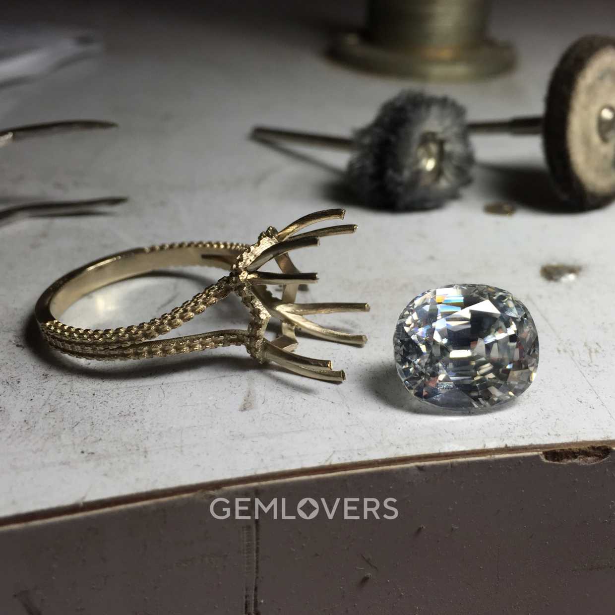 Кольцо с белым цирконом и бриллиантами фото
