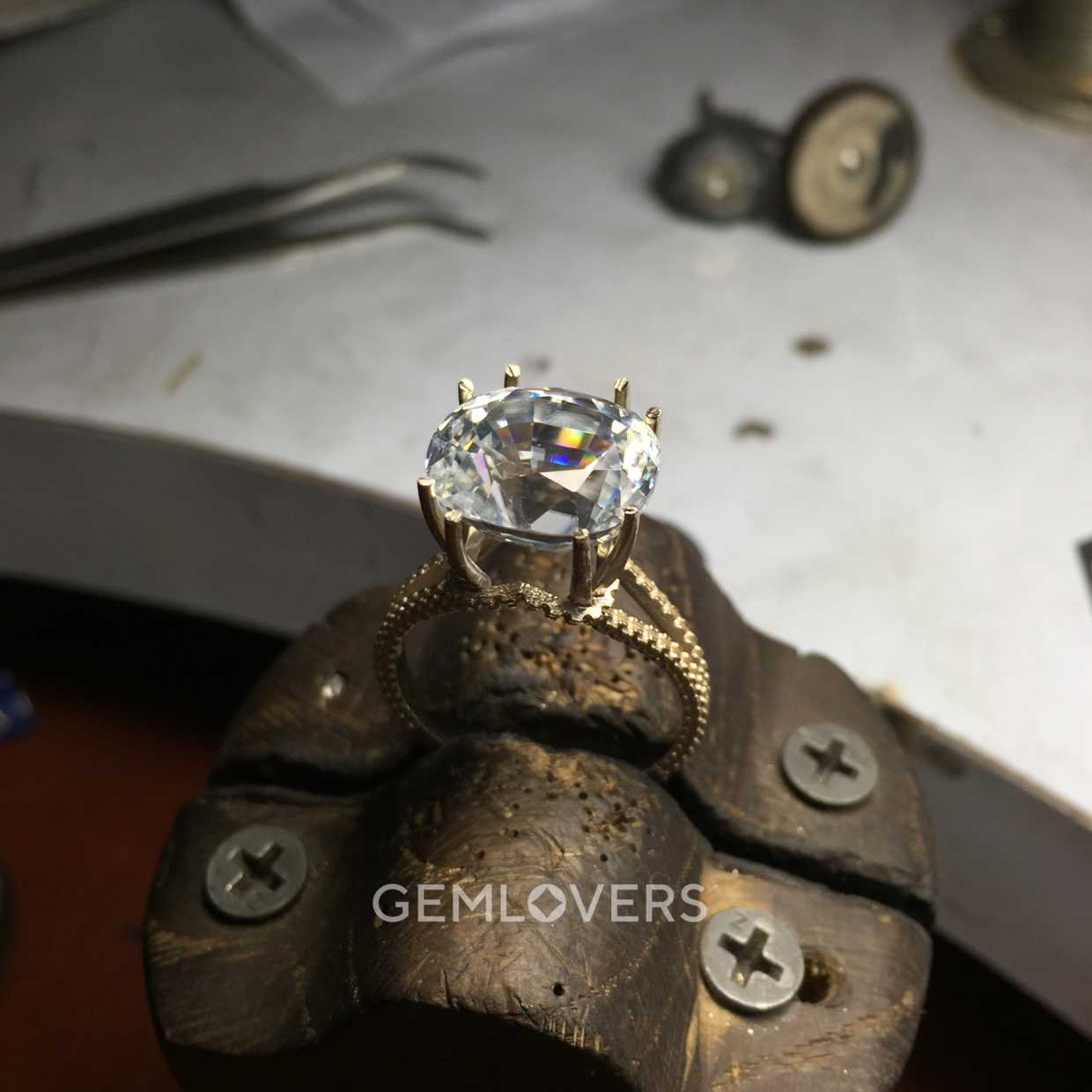 Кольцо с белым цирконом и бриллиантами камень