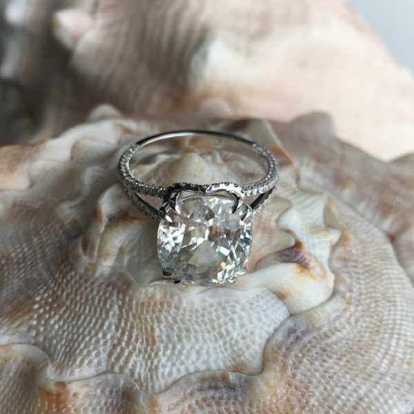Кольцо с белым цирконом и бриллиантами фотография