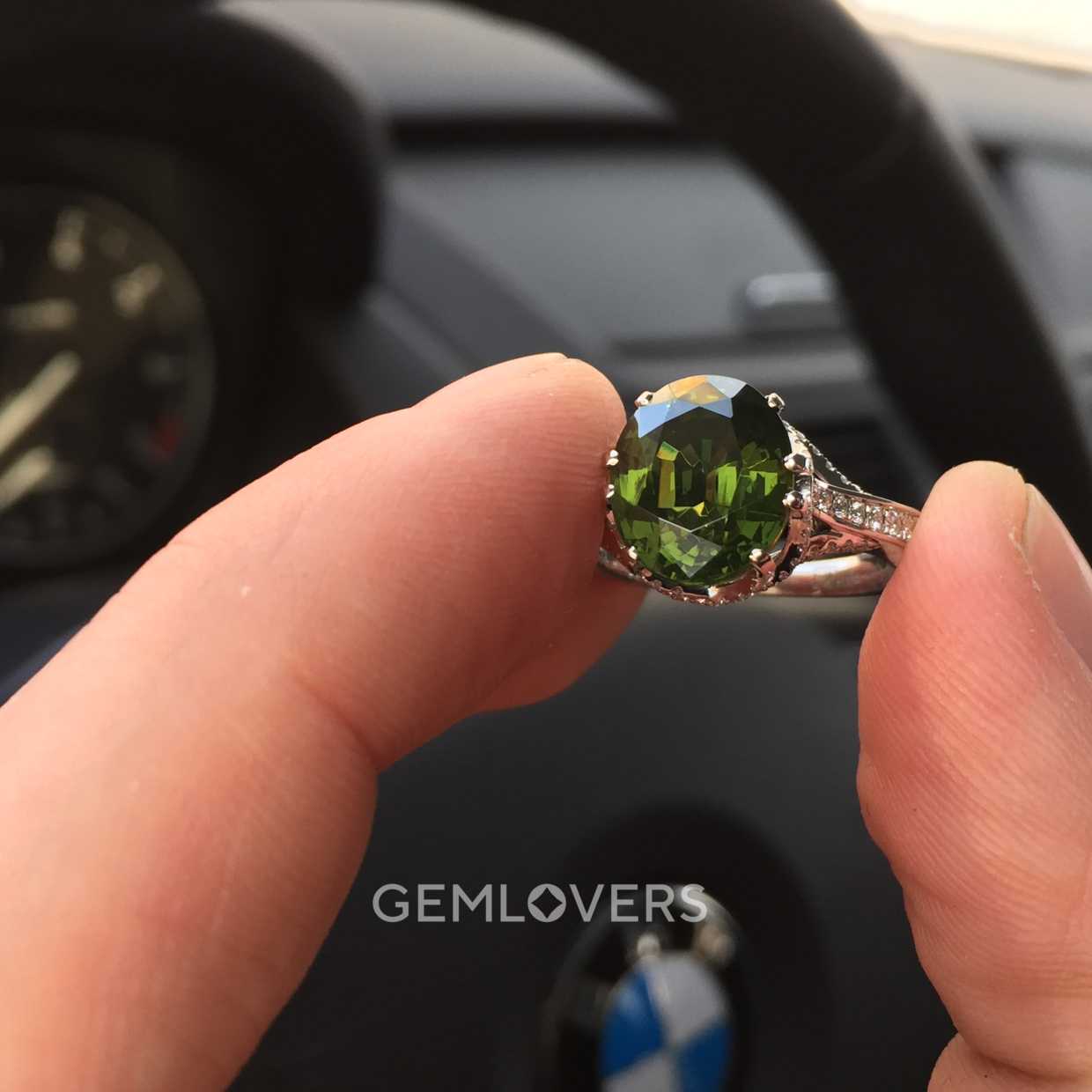 Кольцо с зеленым цирконом и бриллиантами фотография