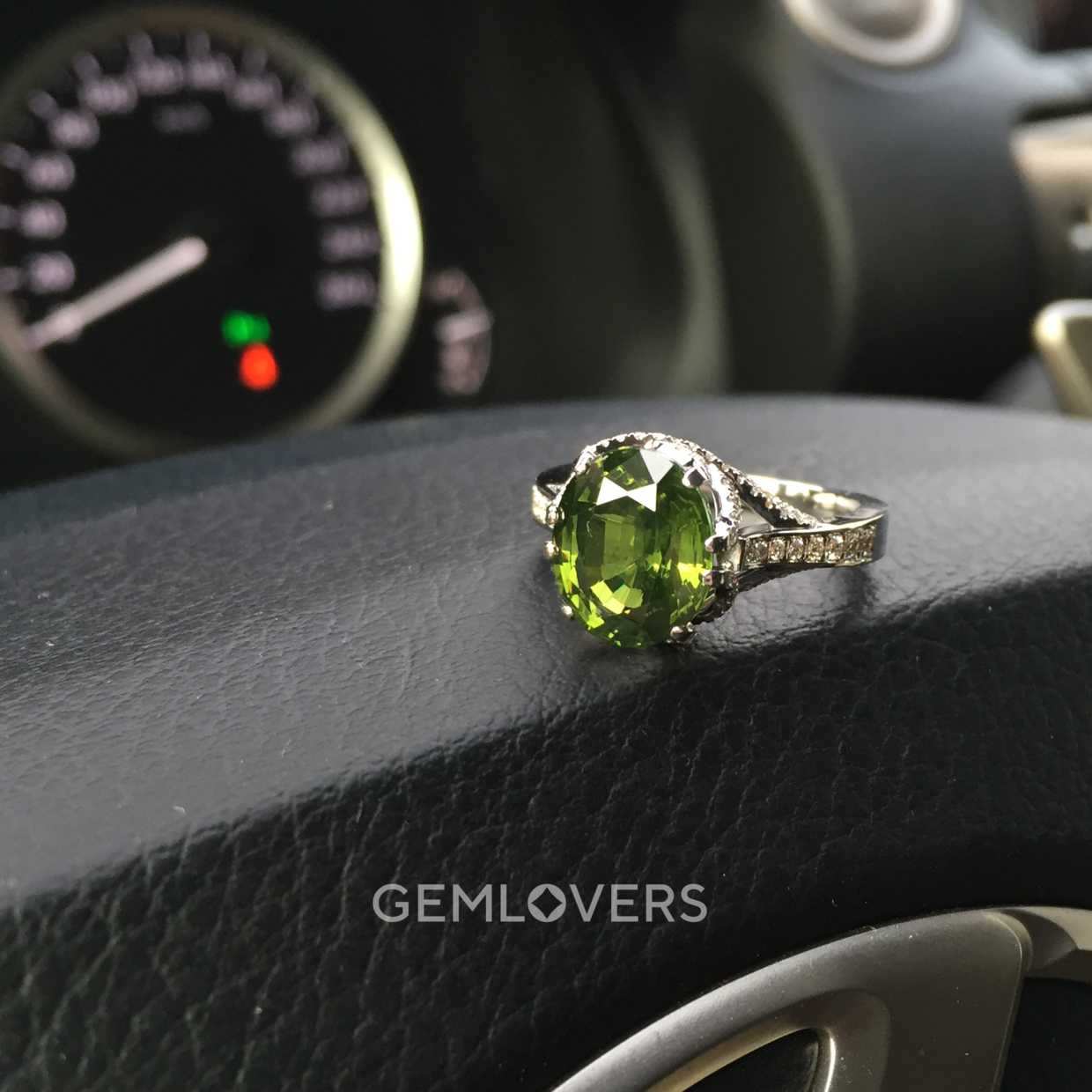 Кольцо с зеленым цирконом и бриллиантами смотреть