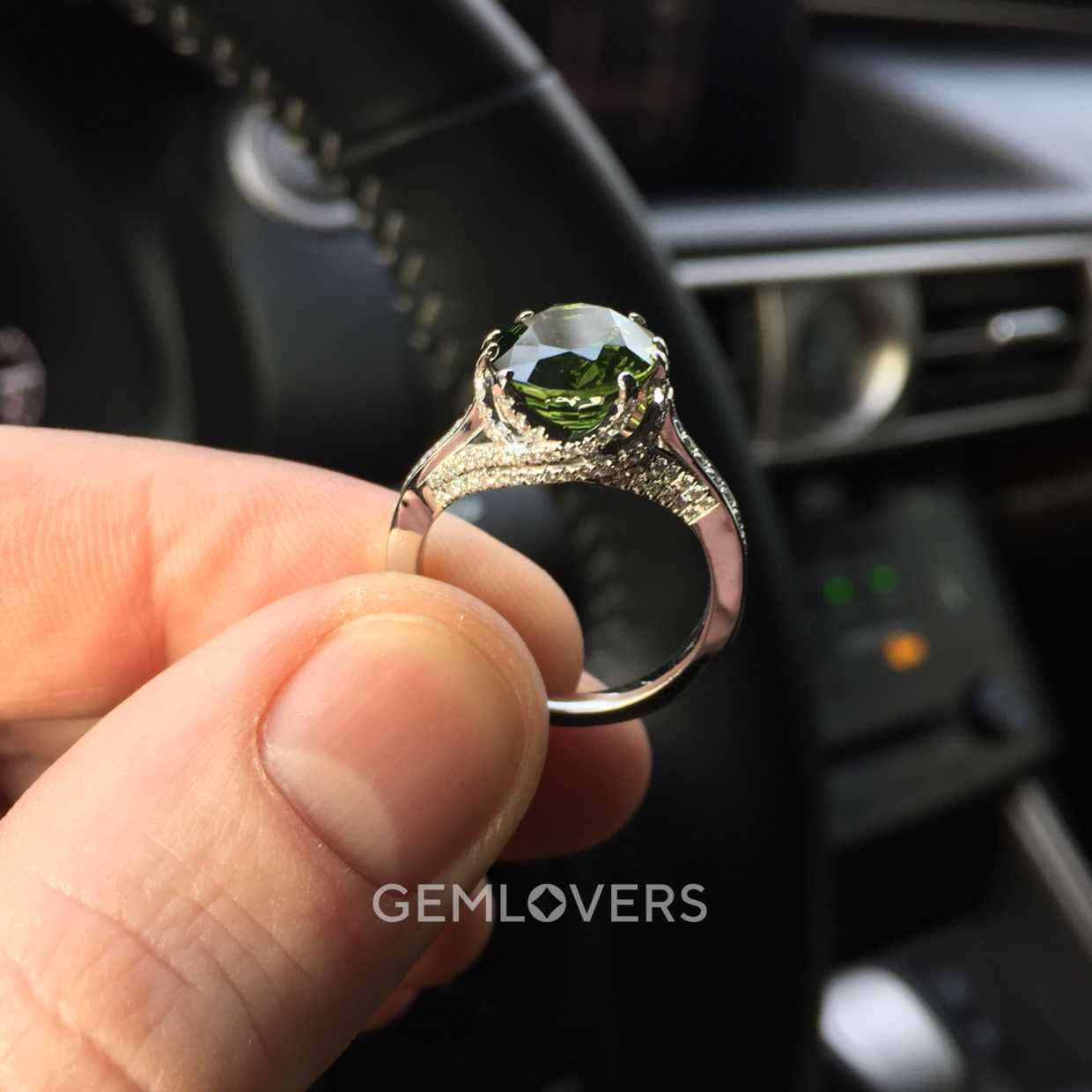 Кольцо с зеленым цирконом и бриллиантами