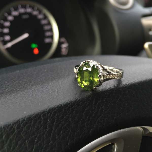 Кольцо с зеленым цирконом и бриллиантами смотреть