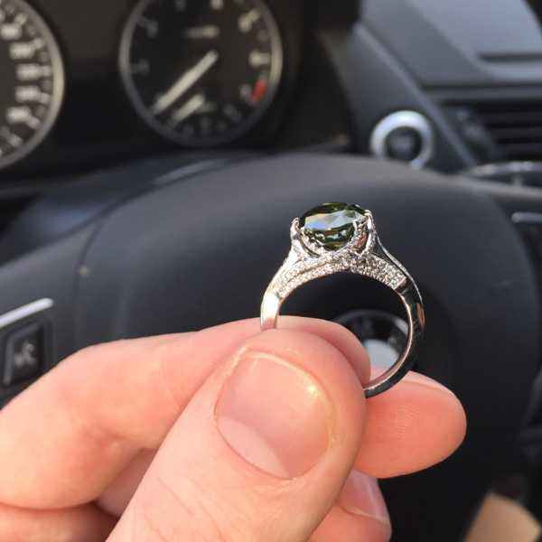 Кольцо с зеленым цирконом и бриллиантами фото